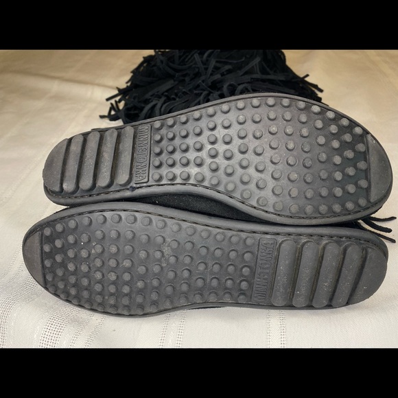 Minnetonka 5-Layer Fringe Boot black gently used womens size 7.5 suede - Picture 6 of 7